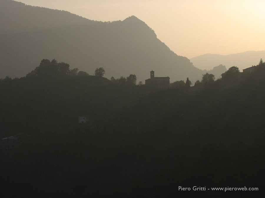 cancervo 225.jpg - La chiesa della Pianca in controluce al tramonto